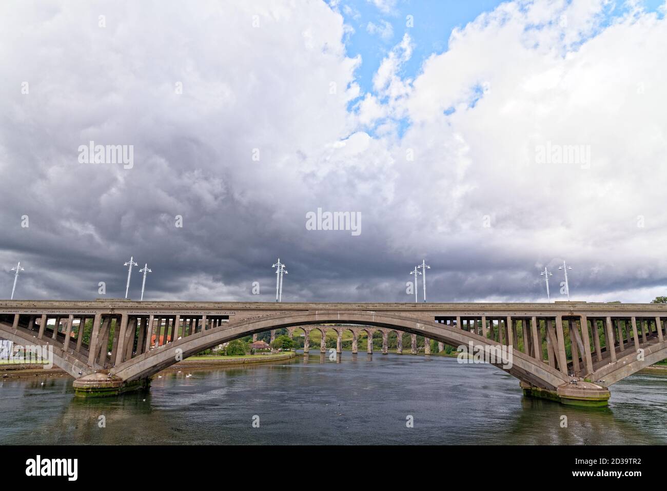 Il Royal Tweed ponte in Berwick Upon Tweed Northumberland Inghilterra costruiti nel Regno Unito nel 1928 e portato il vecchio A1 su strada attraverso la città Foto Stock