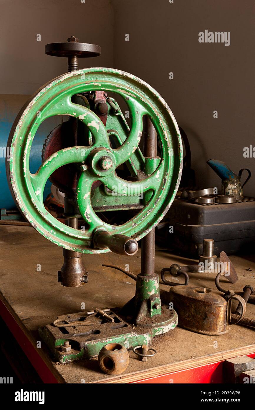 Un trapano a mano d'epoca in un'officina Foto Stock