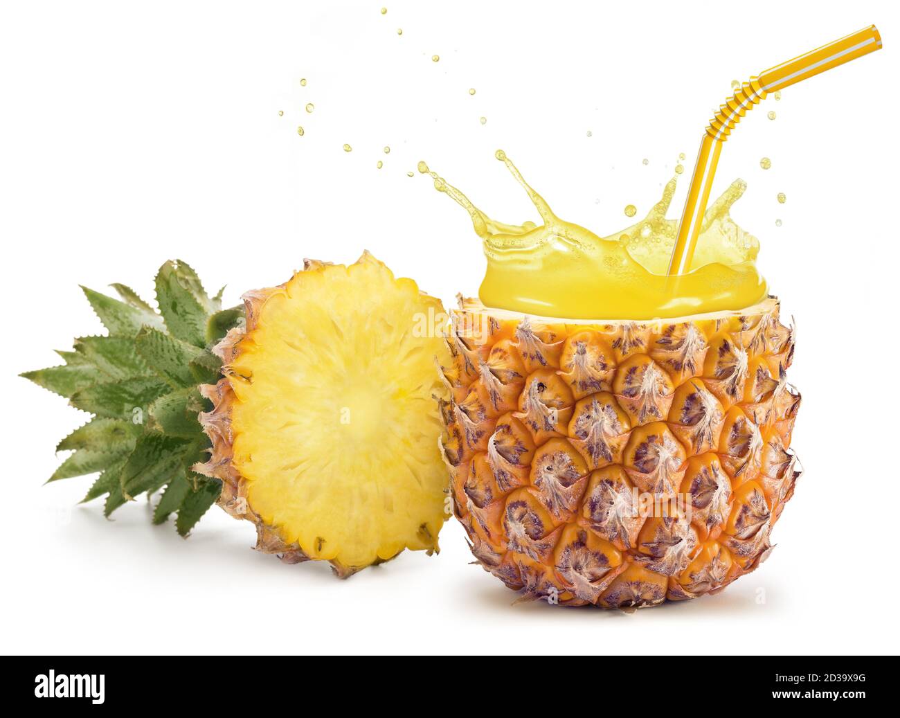 bere paglia in un ananas spruzzi su sfondo bianco Foto Stock