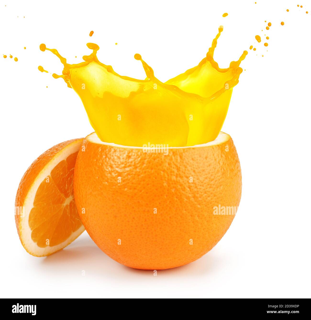 tagliare il succo d'arancia con spruzzi isolati sul bianco Foto Stock