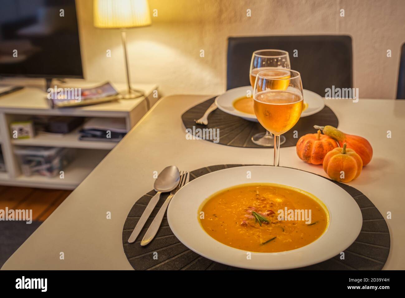Zuppa di zucca e patate con rosmarino e pancetta è un ricetta o pasto autunnale perfetto per halloween servito con un bicchiere di birra Foto Stock