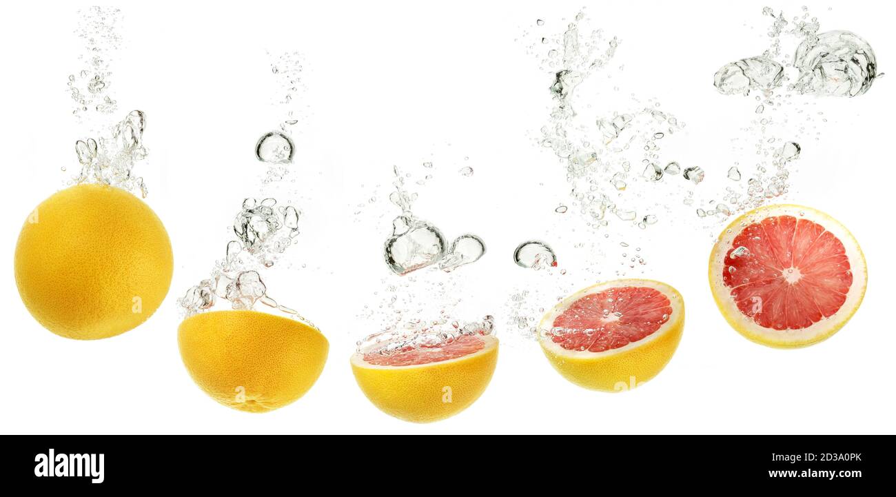 arance rosse che cadono in acqua su sfondo bianco Foto Stock