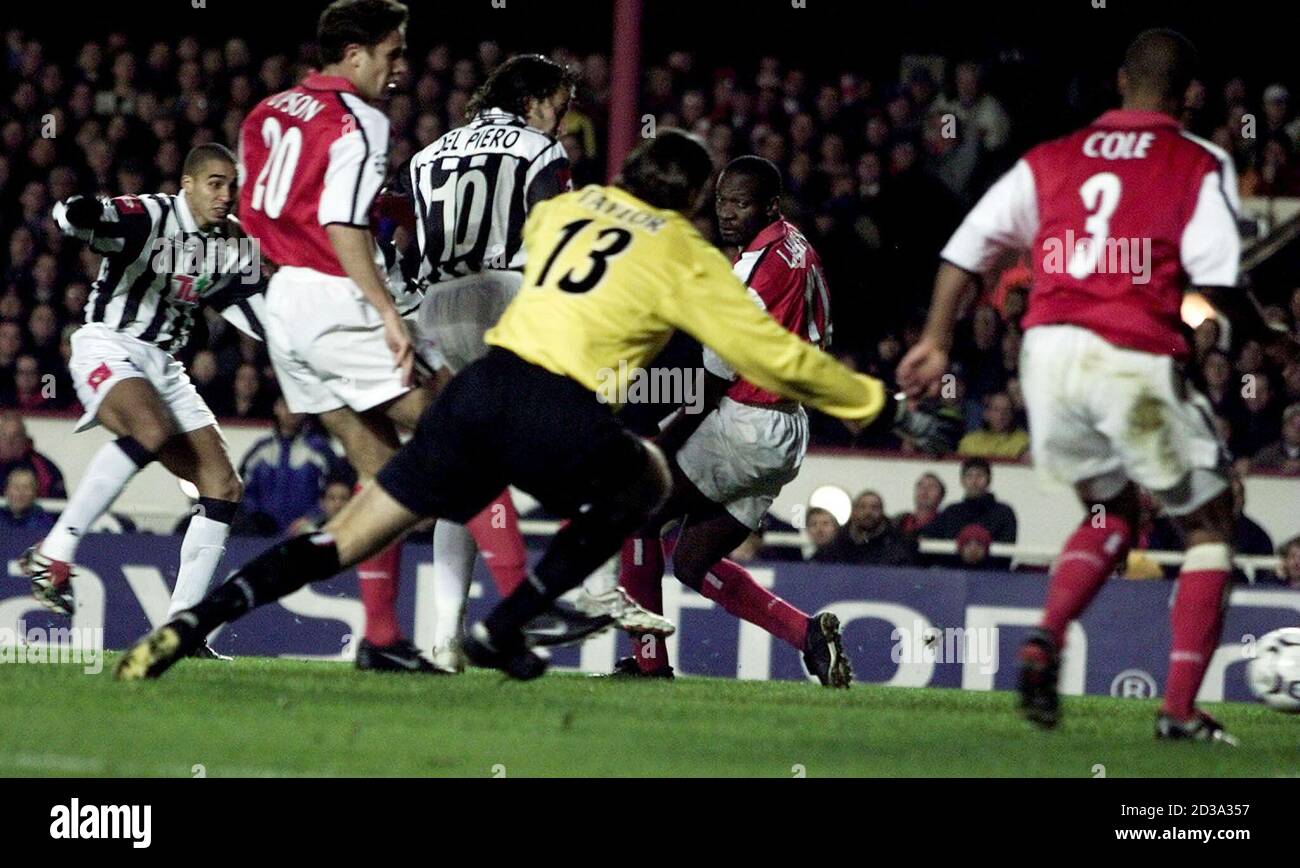 Matthew Upson di Arsenal (2° L), Lauren (2° R) e Ashley Cole (R) guardano come un colpo di David Trezeguet di Juventus (L) vola oltre il compagno di squadra Alessandro del Piero (3° L) E il gol keeper dell'Arsenal Stuart Taylor (C) durante la loro partita del gruppo D di seconda fase della European Champions League a Highbury il 4 dicembre 2001. REUTERS/Ian Waldie IW/NMB Foto Stock