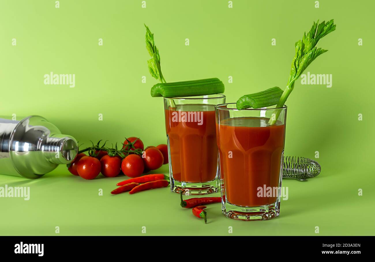 Bloody Mary cocktail in bicchieri con guarnire. Foto Stock