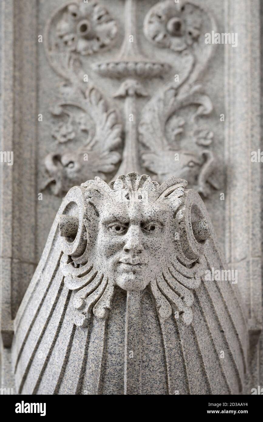 Londra, Inghilterra, Regno Unito. 9 Millbank (1920) dettaglio architettonico sulla facciata Foto Stock