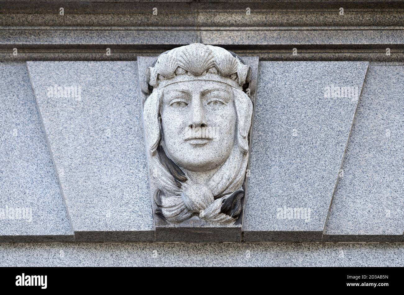 Londra, Inghilterra, Regno Unito. 11 Millbank. Keystone con faccia femmina sulla facciata Foto Stock