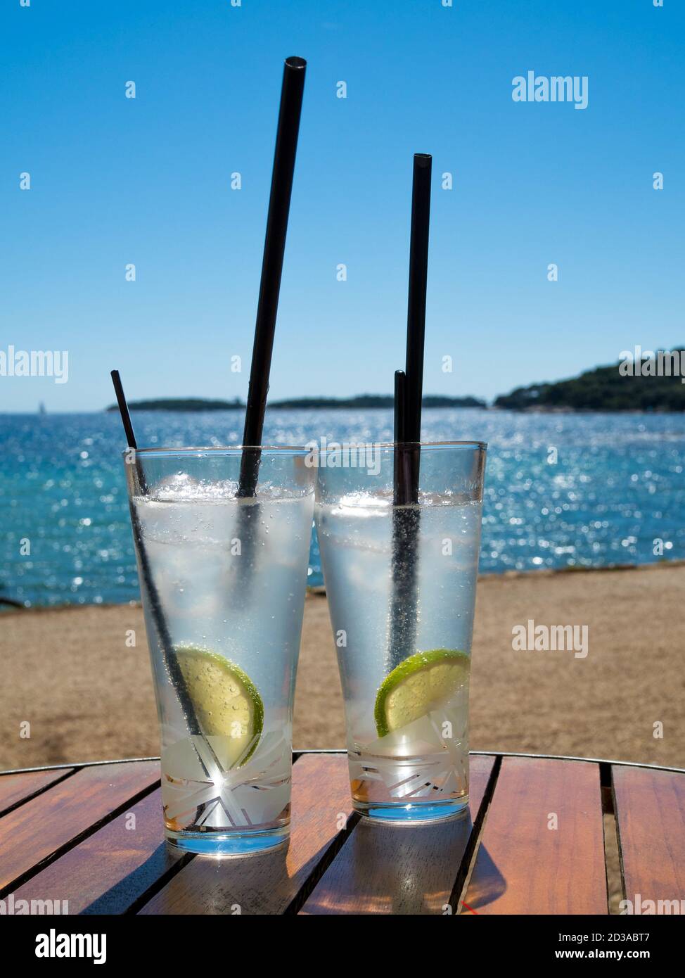 Il gin tonic cocktail in bicchieri di vino sul bancone bar in pup o  ristorante Foto stock - Alamy