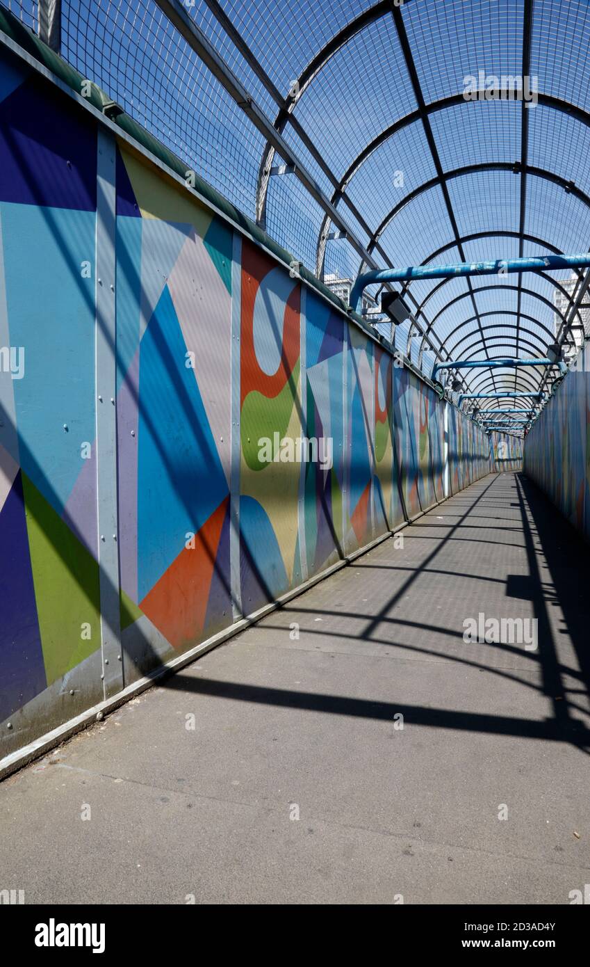 Westbourne Park Footbridge che attraversa la Great West Railway a Westbourne Green, Londra, Regno Unito Foto Stock