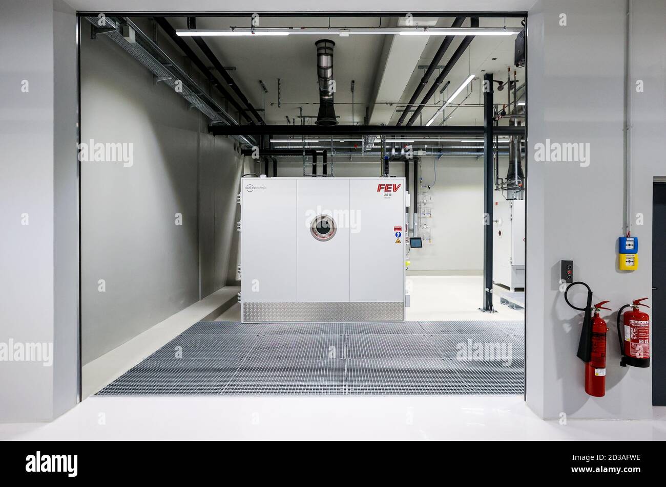 25 settembre 2020, Sassonia-Anhalt, Sandersdorf-Brehna: Una camera a vuoto per le batterie delle auto elettriche nel nuovo centro di test e sviluppo per le batterie dei veicoli. Nei circa 12,000 metri quadrati e quindi nel più grande centro del mondo, vengono testate batterie ad alte prestazioni per auto elettriche. Un intero arsenale di strumenti di tortura attende le batterie. Tutti i dispositivi di accumulo di energia vengono spinti fino ai limiti, dallo schiacciamento, al immersione, al riscaldamento, al congelamento, allo scuotimento, al trattamento con polvere e sale, fino al corto circuito controllato. In Sassonia-Anhalt, la FEV ha avuto un centro di test per le comunicazioni convenzionali Foto Stock