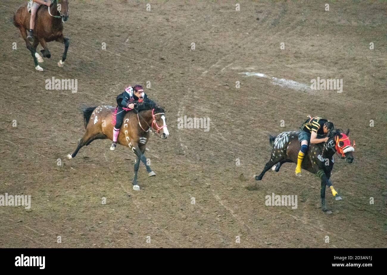 9 luglio 2019, Calgary Stampede, Calgary, Alberta, Canada. Relè tradizionali indigeni a cavallo bareback. Foto Stock