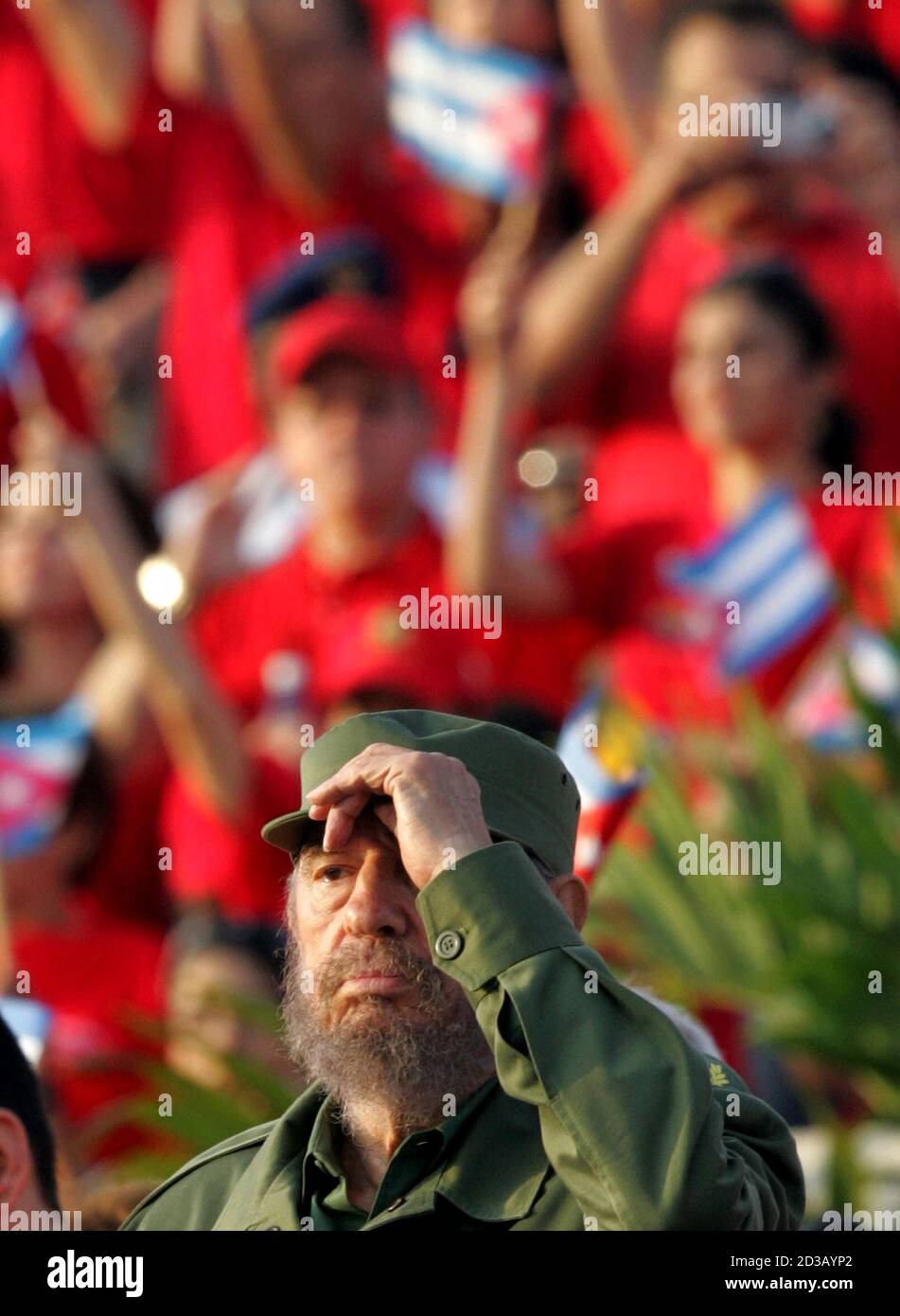 Il presidente cubano Fidel Castro aggiusta il suo cappello mentre partecipa  alla parata del giorno di maggio alla Piazza della Rivoluzione dell'Avana.  Il presidente cubano Fidel Castro aggiusta il suo tetto mentre