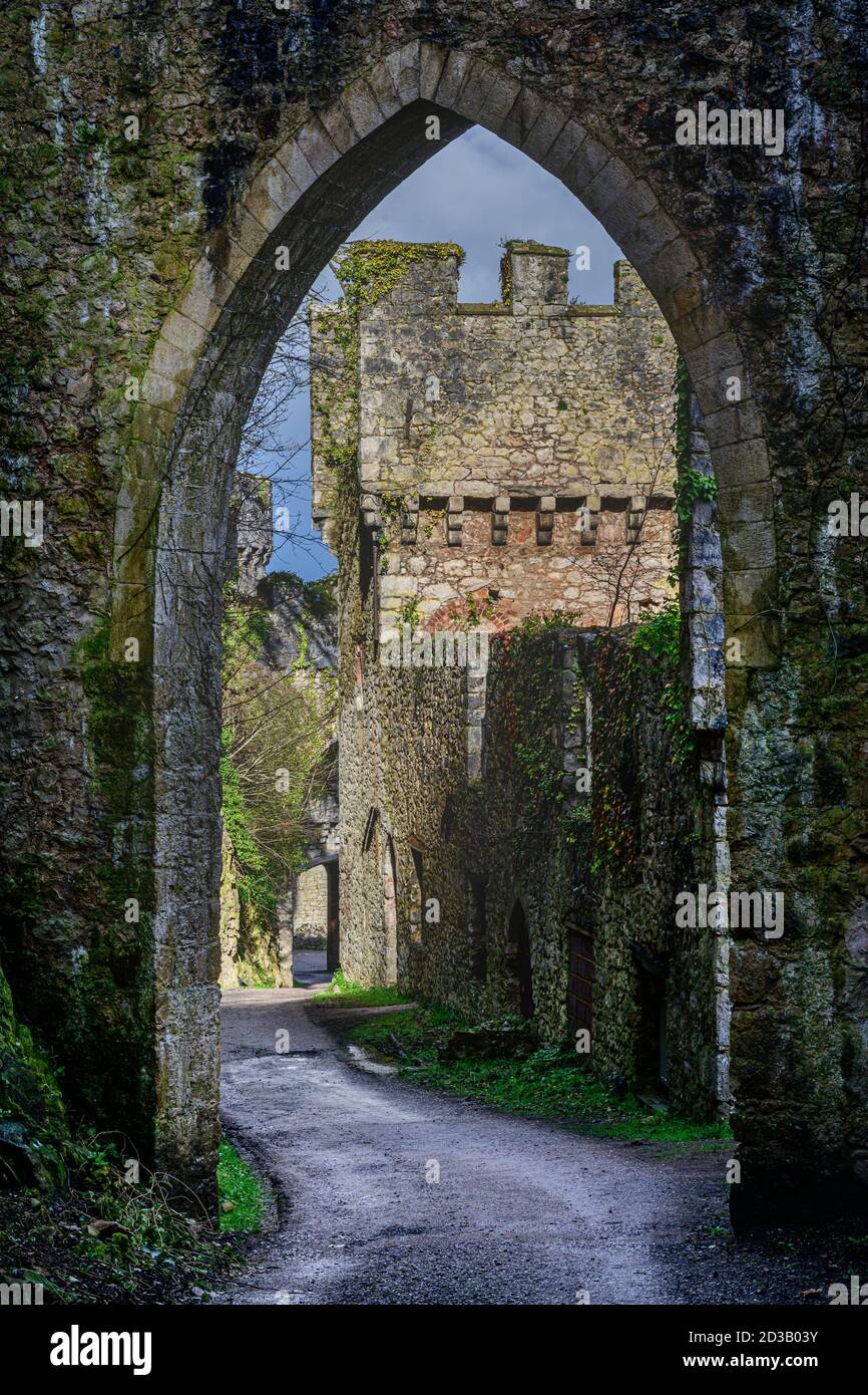 Castello di Gwrych dietro le mura Foto Stock