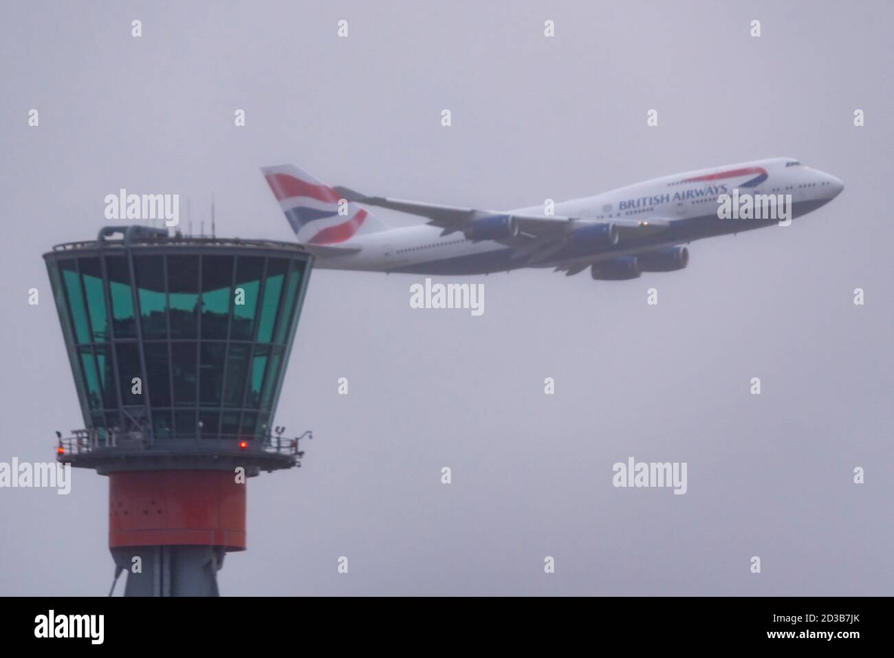 Aeroporto Heathrow di Londra, Londra, Regno Unito. 8 Ott 2020. British Airways ha avuto un paio di Boeing 747 Jumbo in pensione in deposito a Heathrow, a terra dopo il ritiro prematuro a causa dei danni COVID-19 per il settore dei viaggi. Registrazione G-CIVB è decollato per primo in cattive condizioni meteorologiche, ed è in uno speciale schema retrò per celebrare il centenario di BA nel 2019. Ha volato 59 milioni di miglia e sarà salvato come pezzo da museo all'aeroporto di Cotswold. G-CIVY ha seguito ed è in livrea BA standard, girando e facendo un 'approccio sissed' indietro sopra l'aeroporto che passa la torre, prima che si è diretto via probabile per rottami Foto Stock
