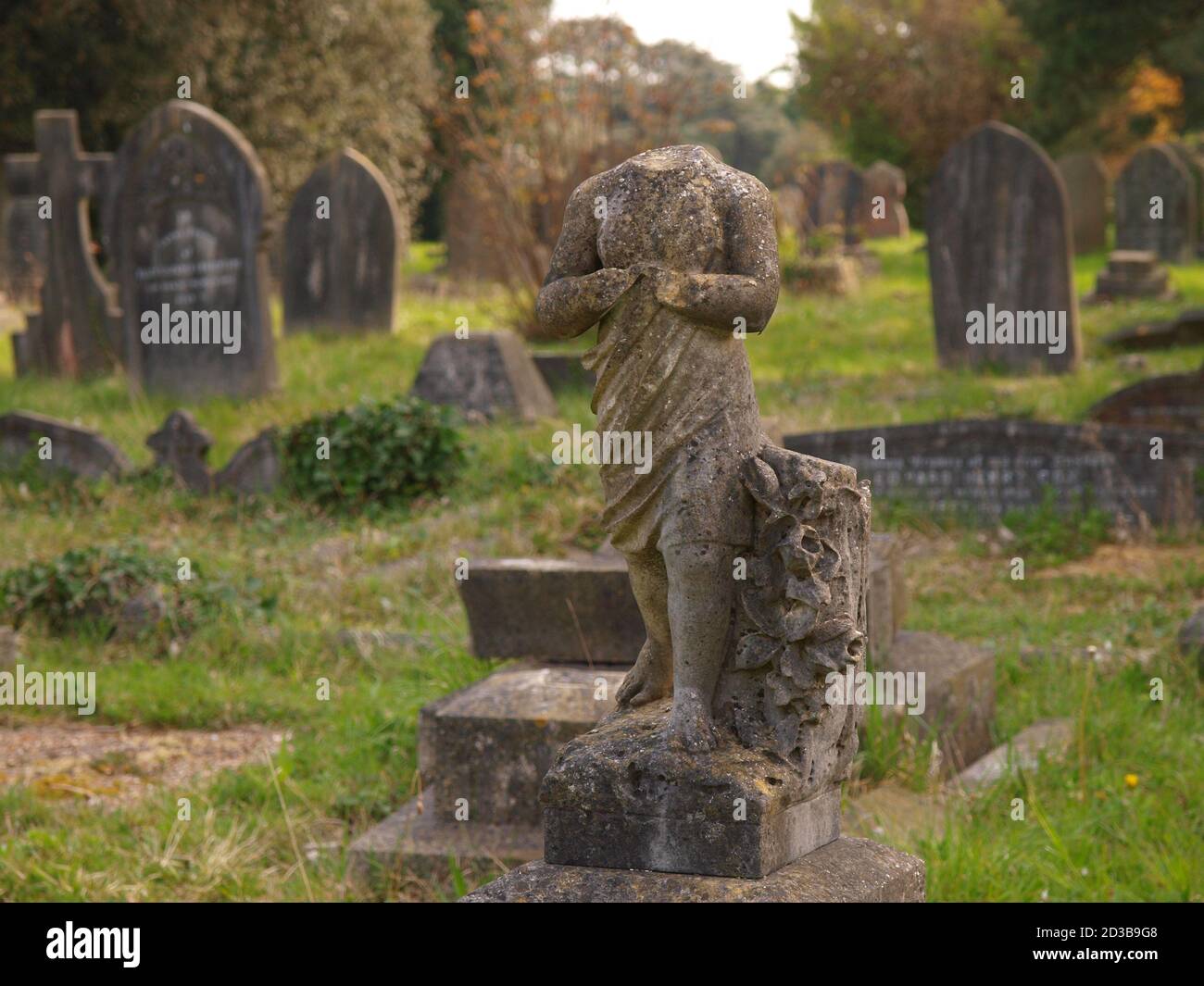 Statue senza testa in un cimitero Foto Stock