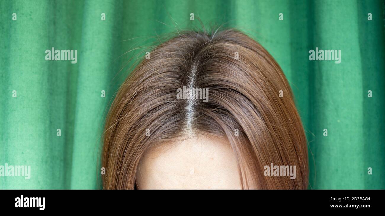 I capelli delle donne dopo il lavaggio su uno sfondo verde. La vista da la parte superiore Foto Stock