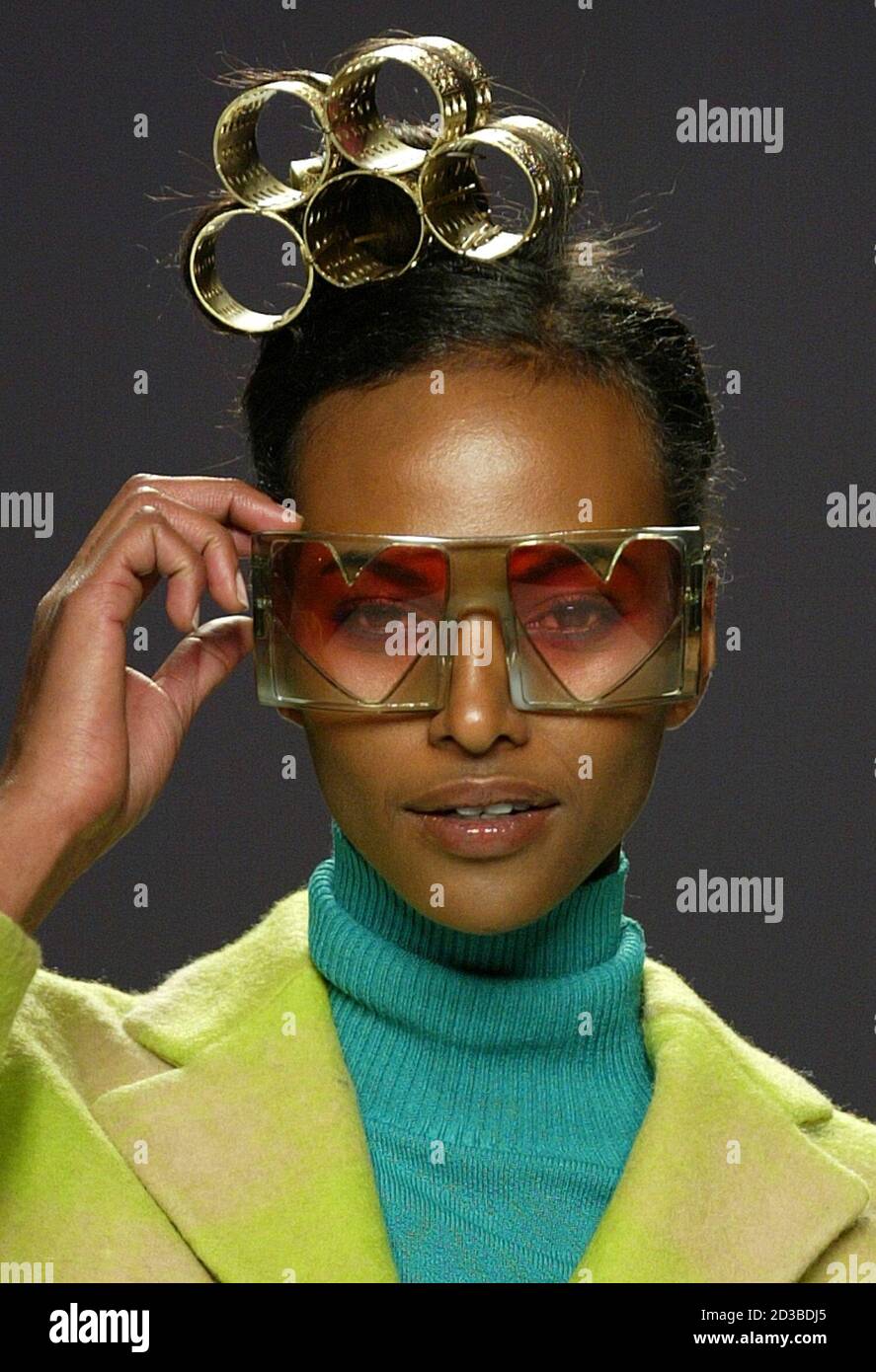 Un modello di occhiali da sole sportivi da cuore mentre espone per la  stilista spagnola Agatha Ruiz de la Prada alla sfilata Pasarela Cibeles il  giorno di San Valentino, febbraio 14, 2005.