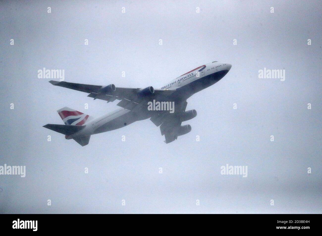 LA RITRASMISSIONE DEL RIFERIMENTO AL DOPPIO AEROMOBILE DECOLLO G-CIVY, uno degli ultimi due British Airways Boeing 747-400, decade sulla sua partenza finale dall'aeroporto di Heathrow, Londra. Il ritiro della flotta è stato anticipato in seguito all'impatto che la pandemia di Covid-19 ha avuto sul settore aereo e aereo. Foto Stock