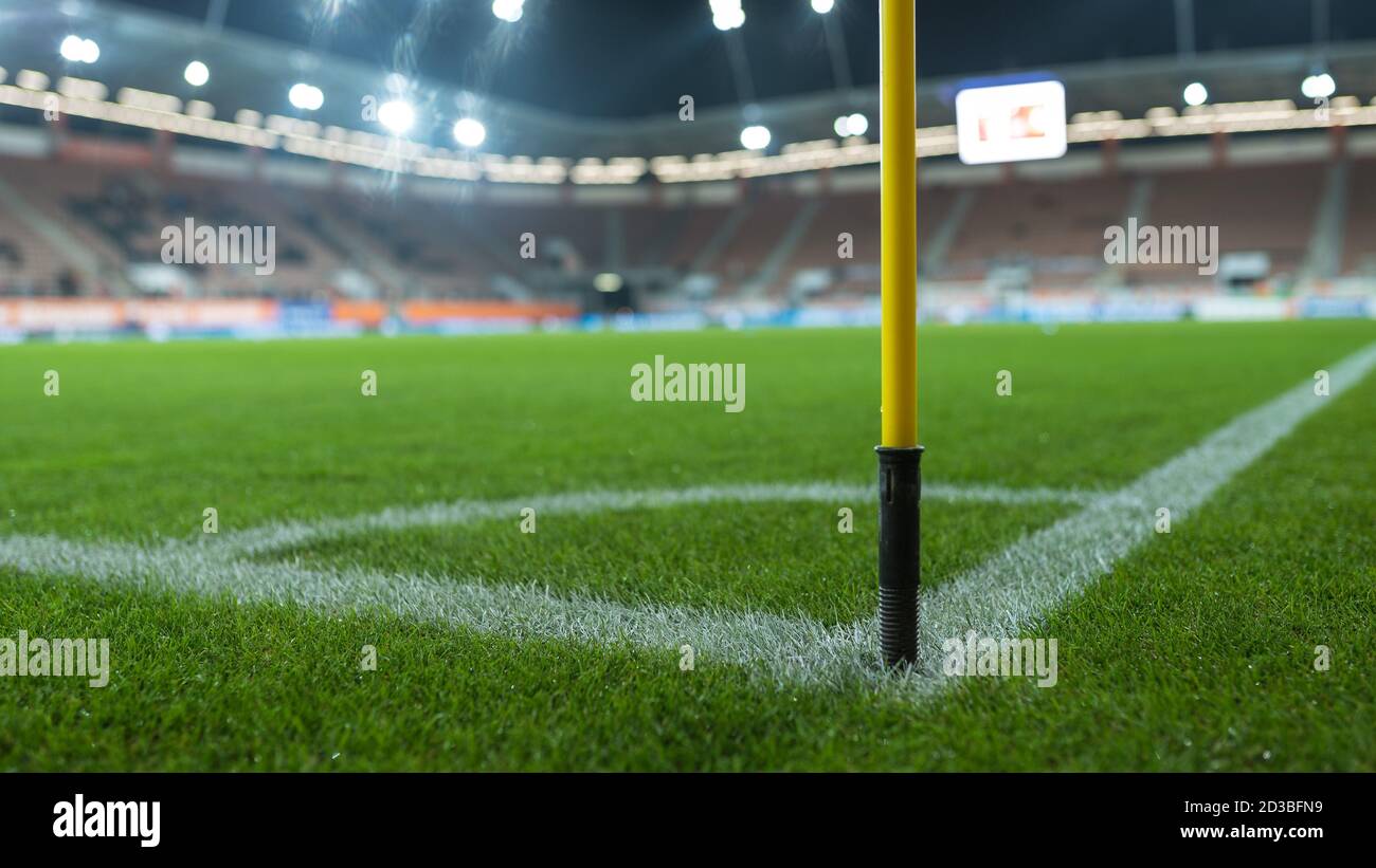 Primo piano la pole della bandiera nell'angolo del campo da calcio Foto  stock - Alamy