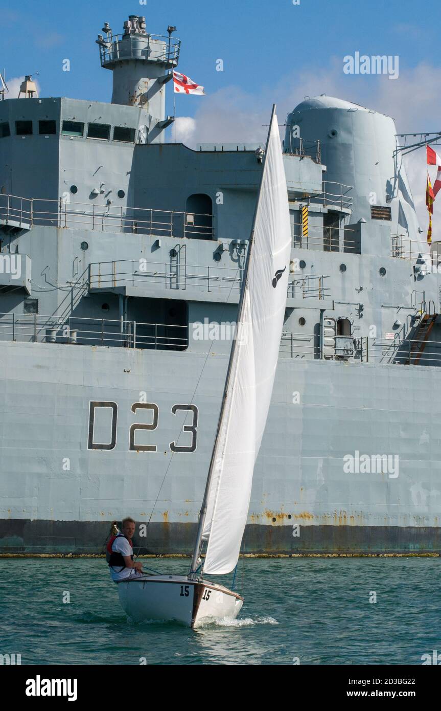 Yacht e il cacciatorpediniere della Royal Navy ora decommissionato HMS Bristol L'ultima nave da guerra che ha servito durante il conflitto delle Falklands di 1982 Foto Stock