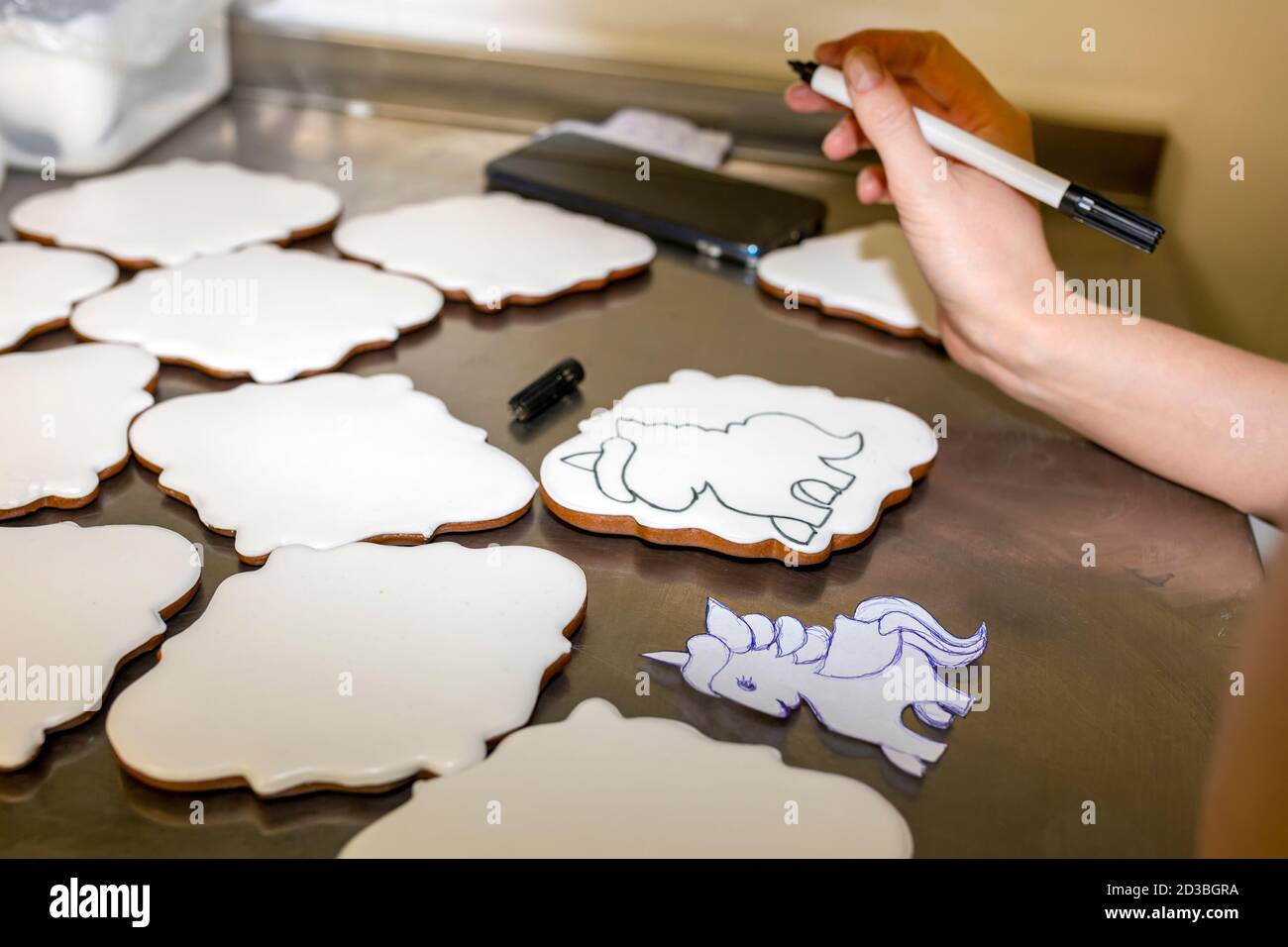 Disegni sui cookie. Fare dolci. Pittura di cottura. Foto Stock