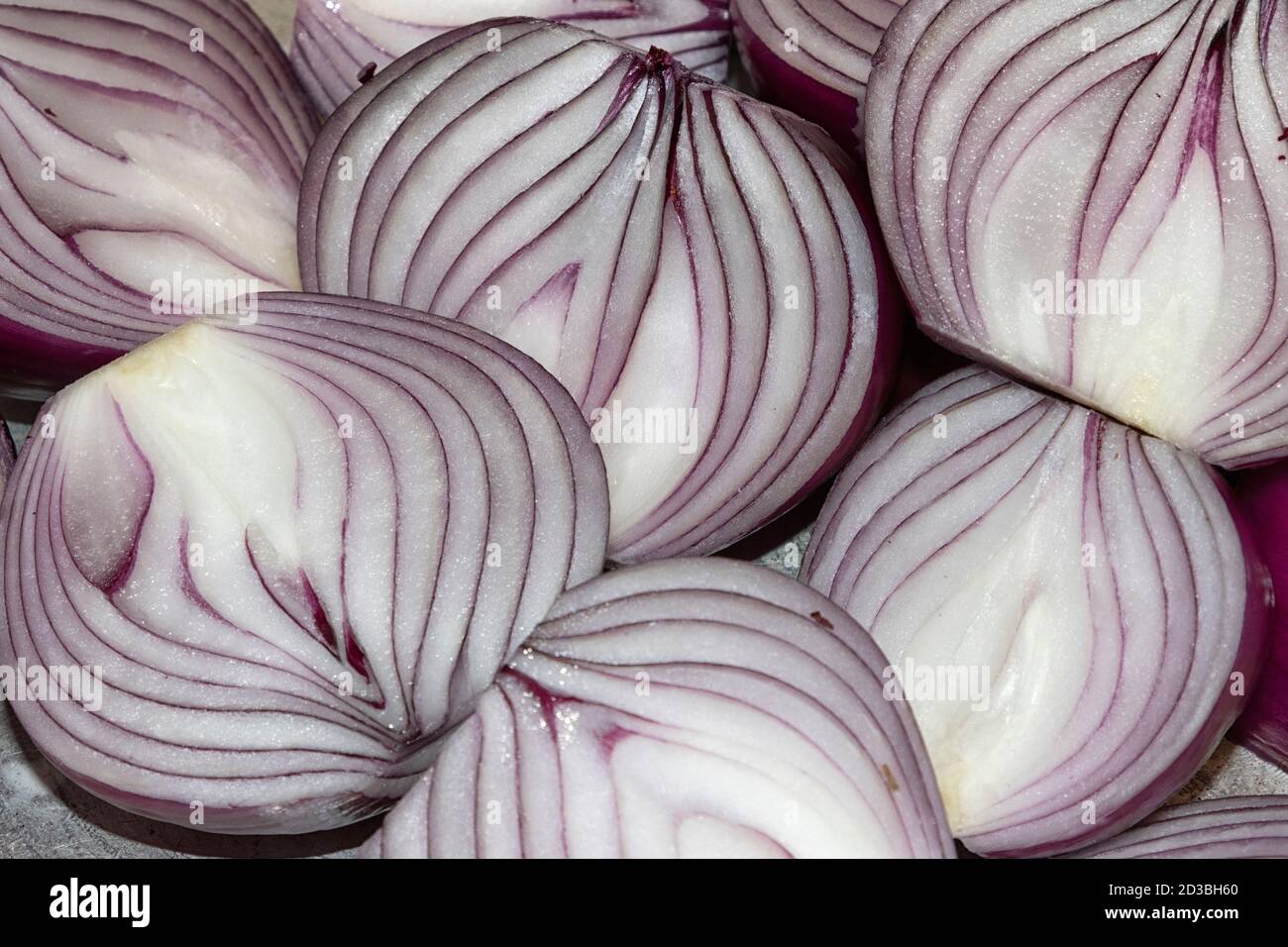 Cipolle rosse tagliate a fette e tritate, preparazione del cibo. Foto Stock