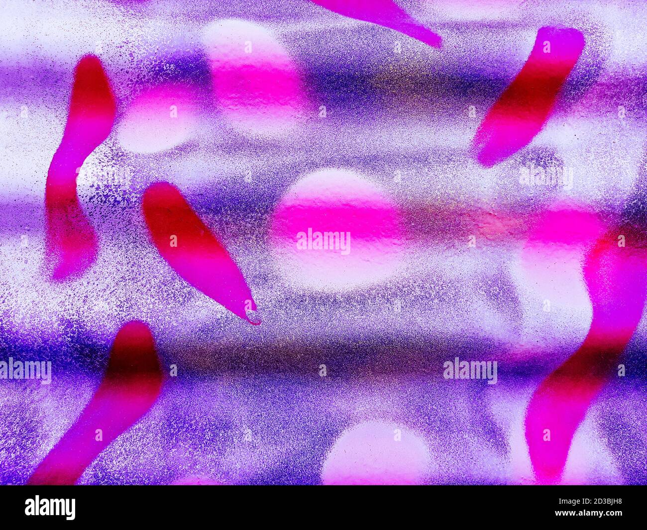 Parete dipinta a mano da rullo di vernice e pennellate. Colori bianco, blu e magenta. Foto Stock