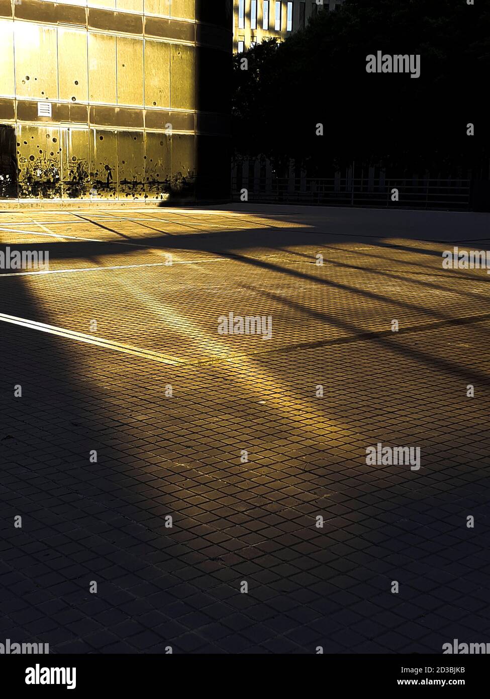 Pavimentazione dorata, luci e ombre. Foto Stock
