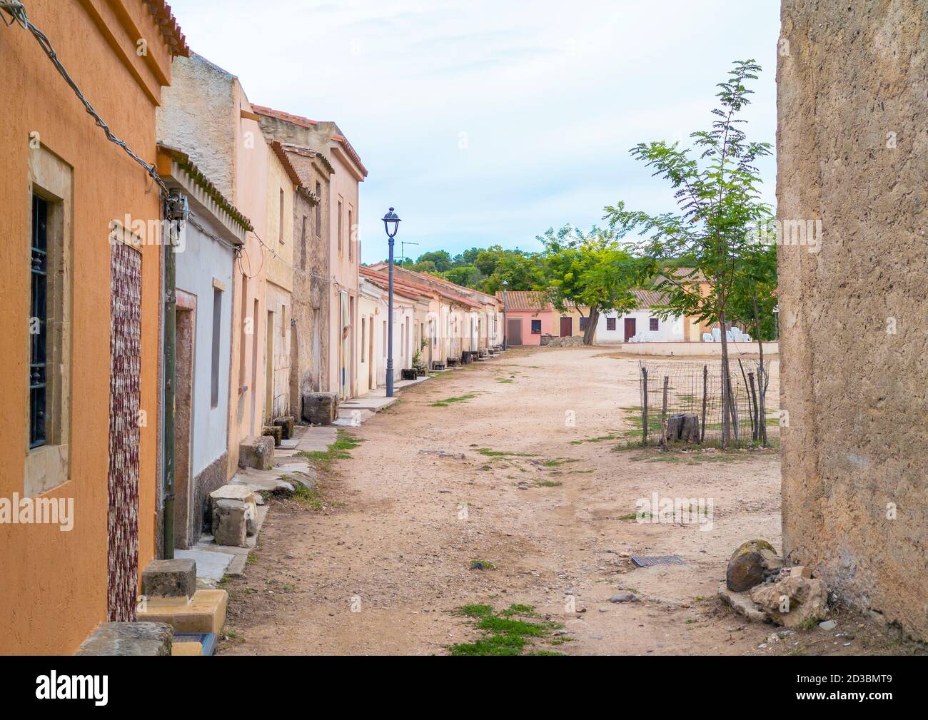 San Salvatore di Sinis (Sardegna, Italia) - piccolo borgo medievale, parte del comune di Cabras, per essere sede di molti film occidentali. Foto Stock