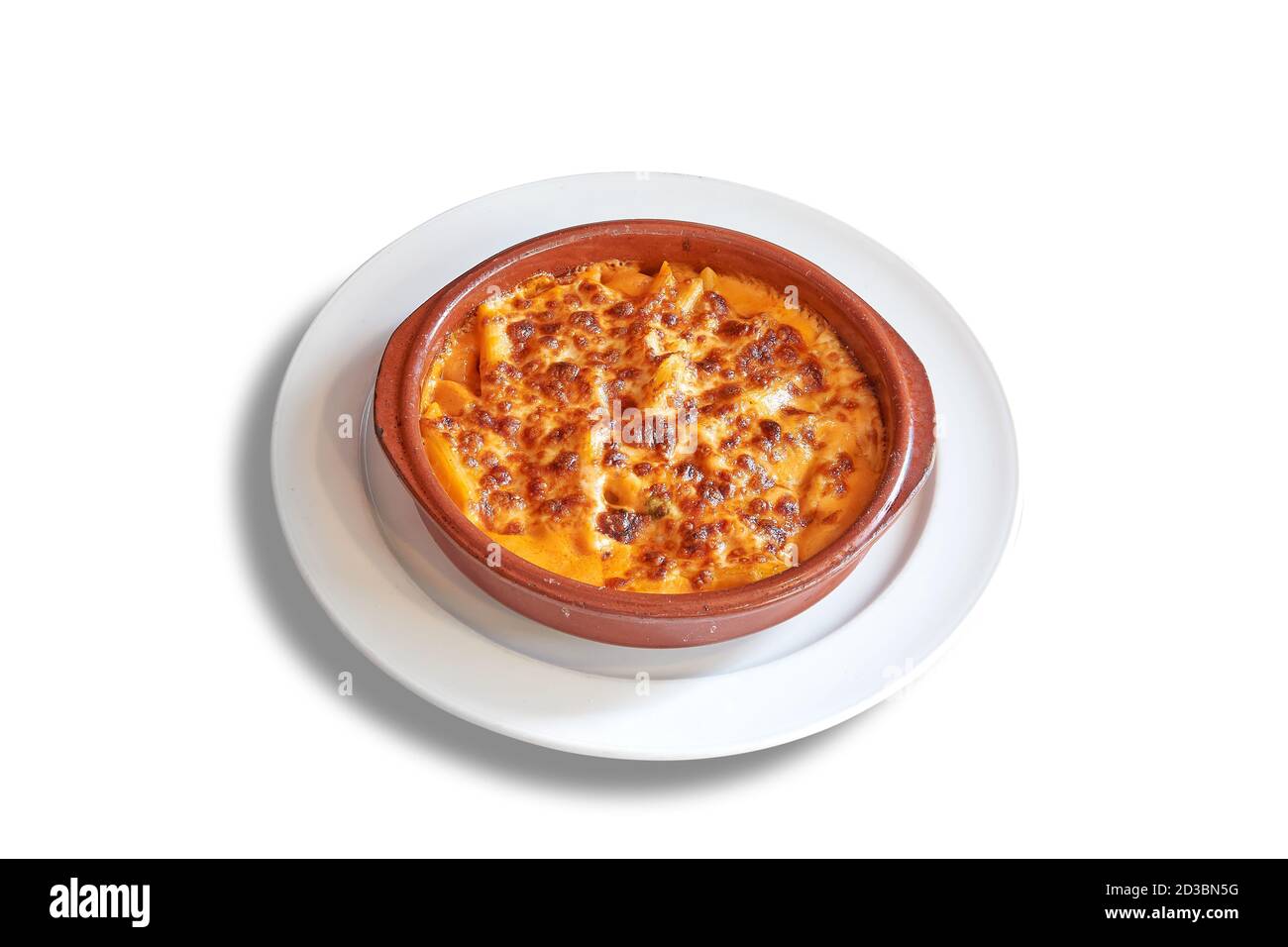 Piatto bianco gratin di maccheroni in ciotola di ceramica. Isolato su bianco con tracciato di ritaglio Foto Stock