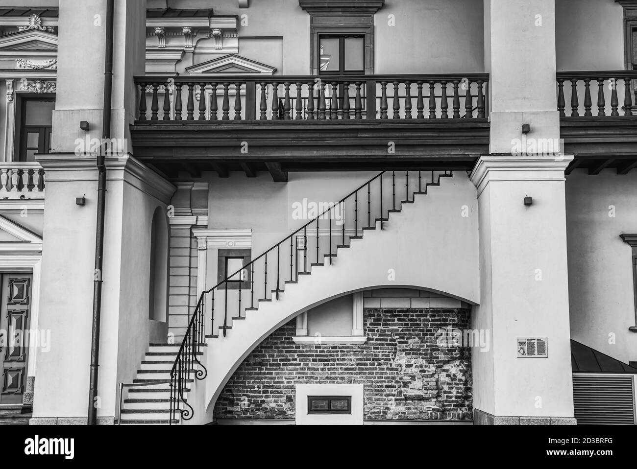 La facciata dell'edificio pomposo del Palazzo dei Granduchi di Lituania presenta scale su un arco sotto un balcone con corrimano in legno. Vilnius, Lituania Foto Stock