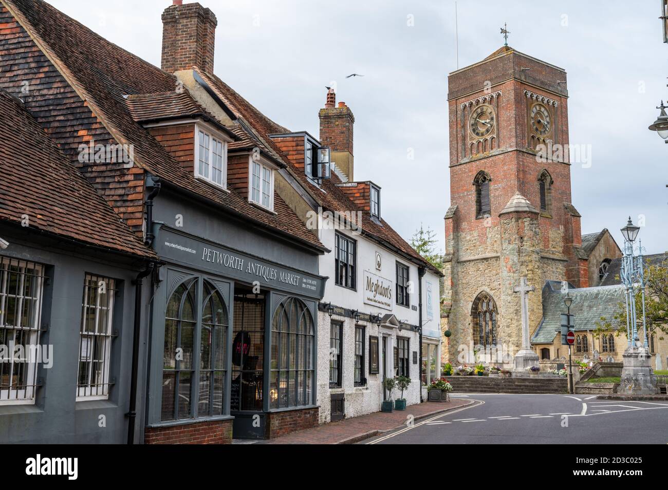 Vista da East Street alla Parrocchiale di St Mary la Vergine a Petworth, West Sussex, Regno Unito. Foto Stock