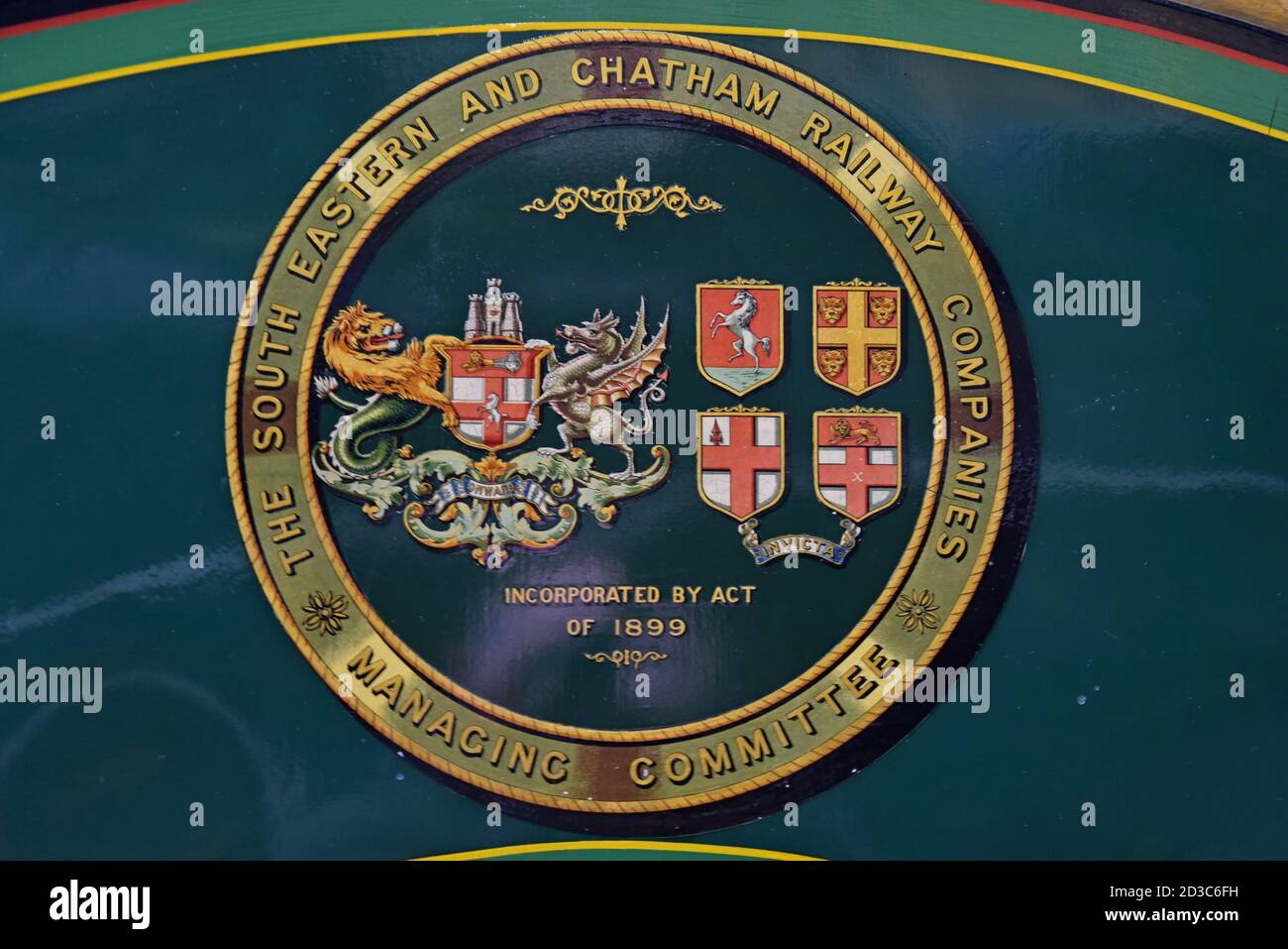 Il logo della South Eastern & Chatham Railway Company sulla locomotiva a vapore Classe D 4-4-0 n. 737 al National Railway Museum di York, Regno Unito Foto Stock