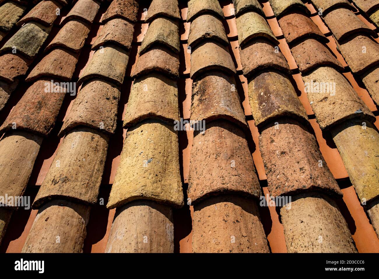 Vecchie tegole arancioni per la posa sul tetto della casa closeup. Foto Stock