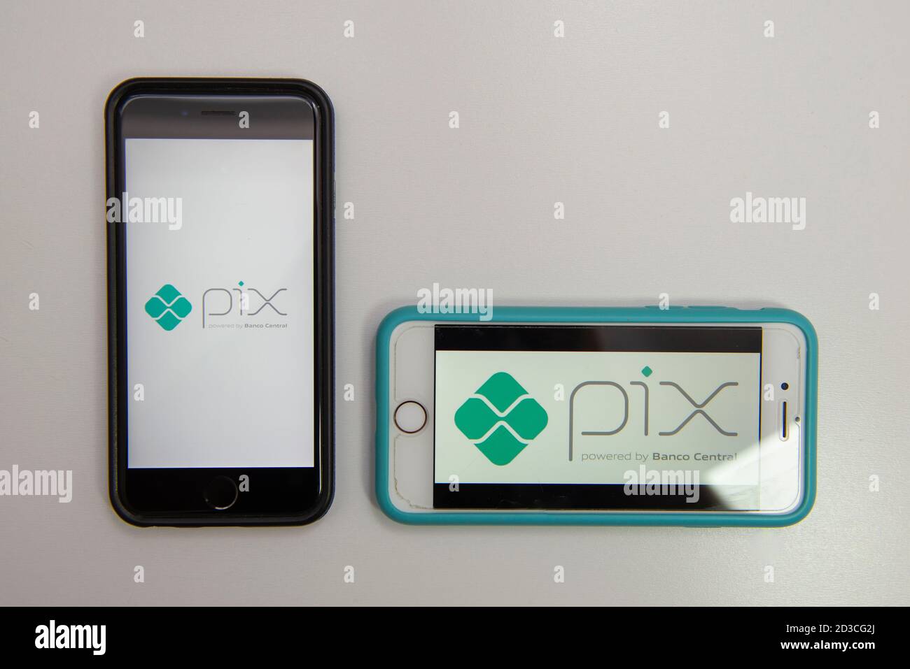 Florianopolis, Brasile. 07/10/2020: Due smartphone con il logo PIX, nuovo sistema di pagamento e trasferimento di denaro istantaneo dalla Banca Centrale del Brasile. S Foto Stock