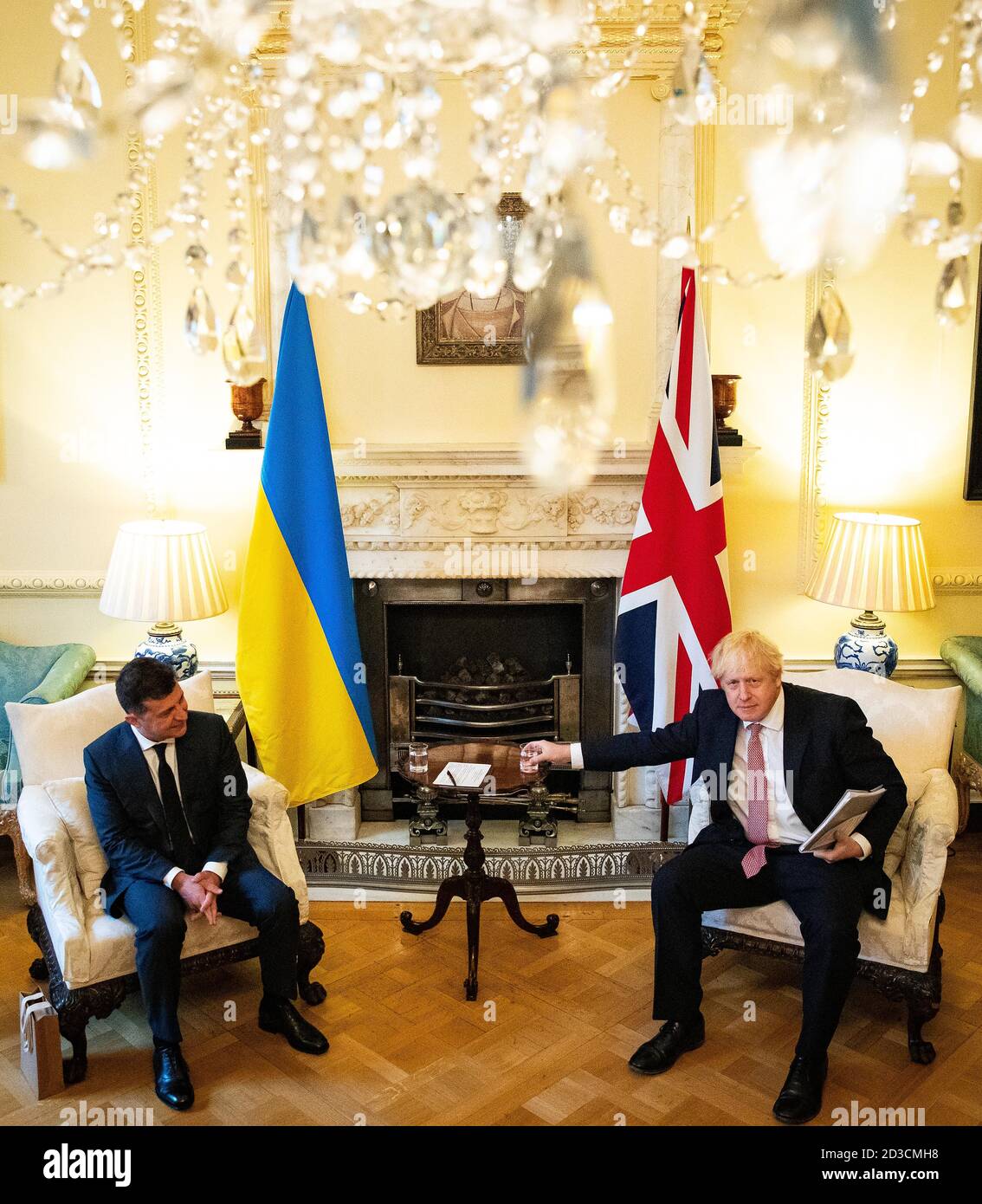 Il primo Ministro Boris Johnson (destra) durante un incontro con il Presidente dell'Ucraina, Volodymyr Zelenskyy a Downing Street , Londra, per firmare un accordo di partenariato strategico con il presidente di fronte al 'comportamento stabilizzante' della Russia nei confronti del paese. Foto Stock