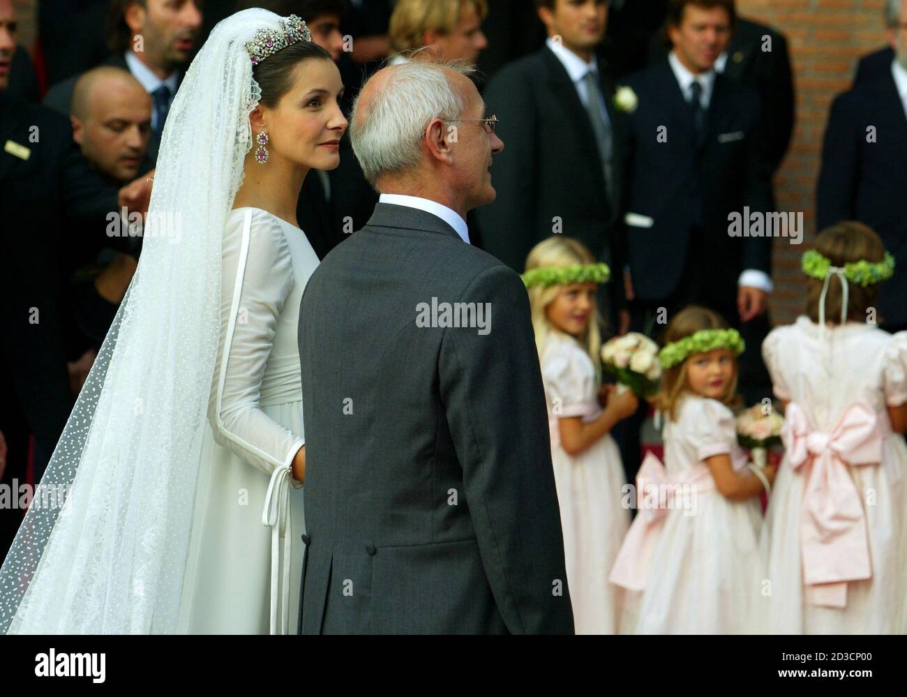 Le bridesmaid guardano le spalle all'attrice francese Clotilde Courau  accompagnata dal padre, Jean Claude arriva per il matrimonio con Emanuele  Filiberto di Savoia, nipote dell'ultimo re d'Italia, nella chiesa elitaria  di Roma