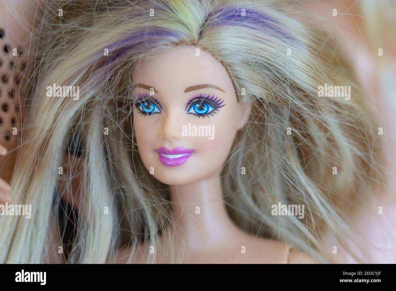 Close-up di una bambola Barbie faccia con capelli biondi Foto Stock