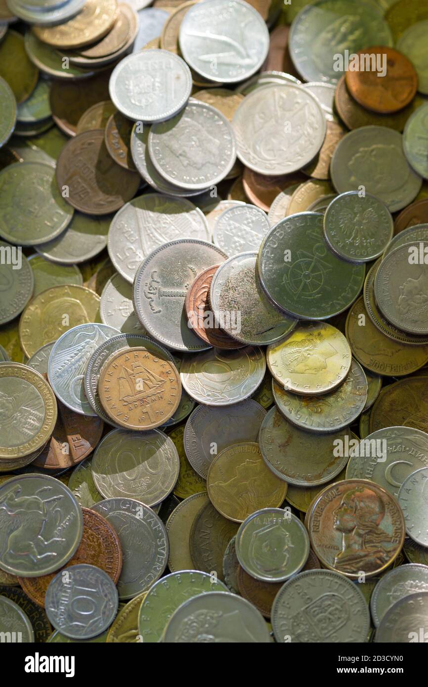 Italia, Lombardia, vecchie monete fuori servizio al mercato delle pulci Foto Stock