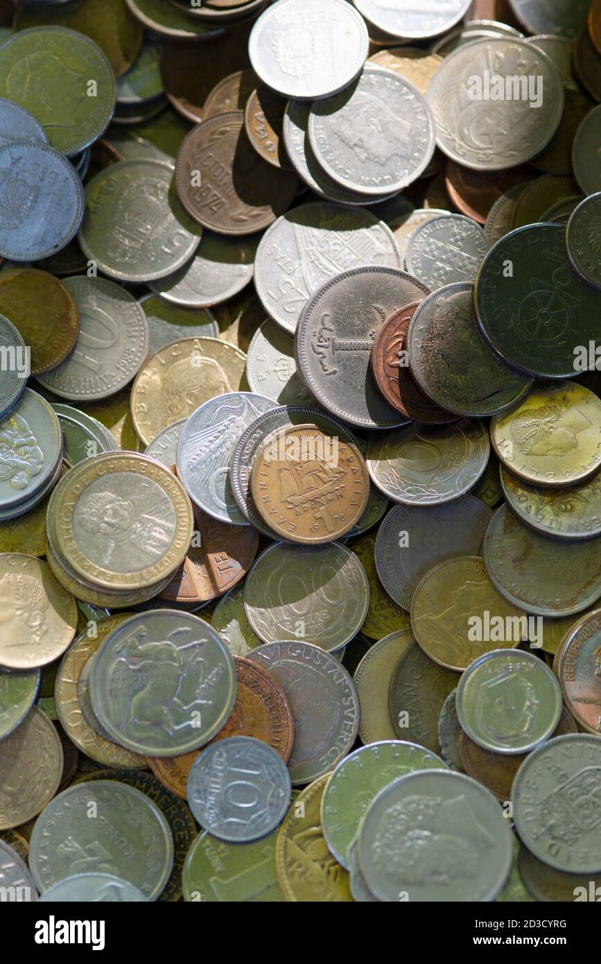 Italia, Lombardia, vecchie monete fuori servizio al mercato delle pulci Foto Stock