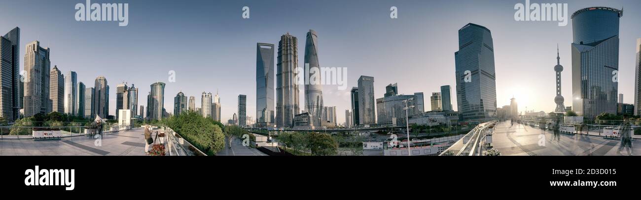 SHANGHAI, CINA - 21 APRILE 2015: Skyline a 360 gradi del centro finanziario di Pudong di notte con Jin Mao, SWFC, Oriental Pearl e la torre più alta di Shanghai. Foto Stock