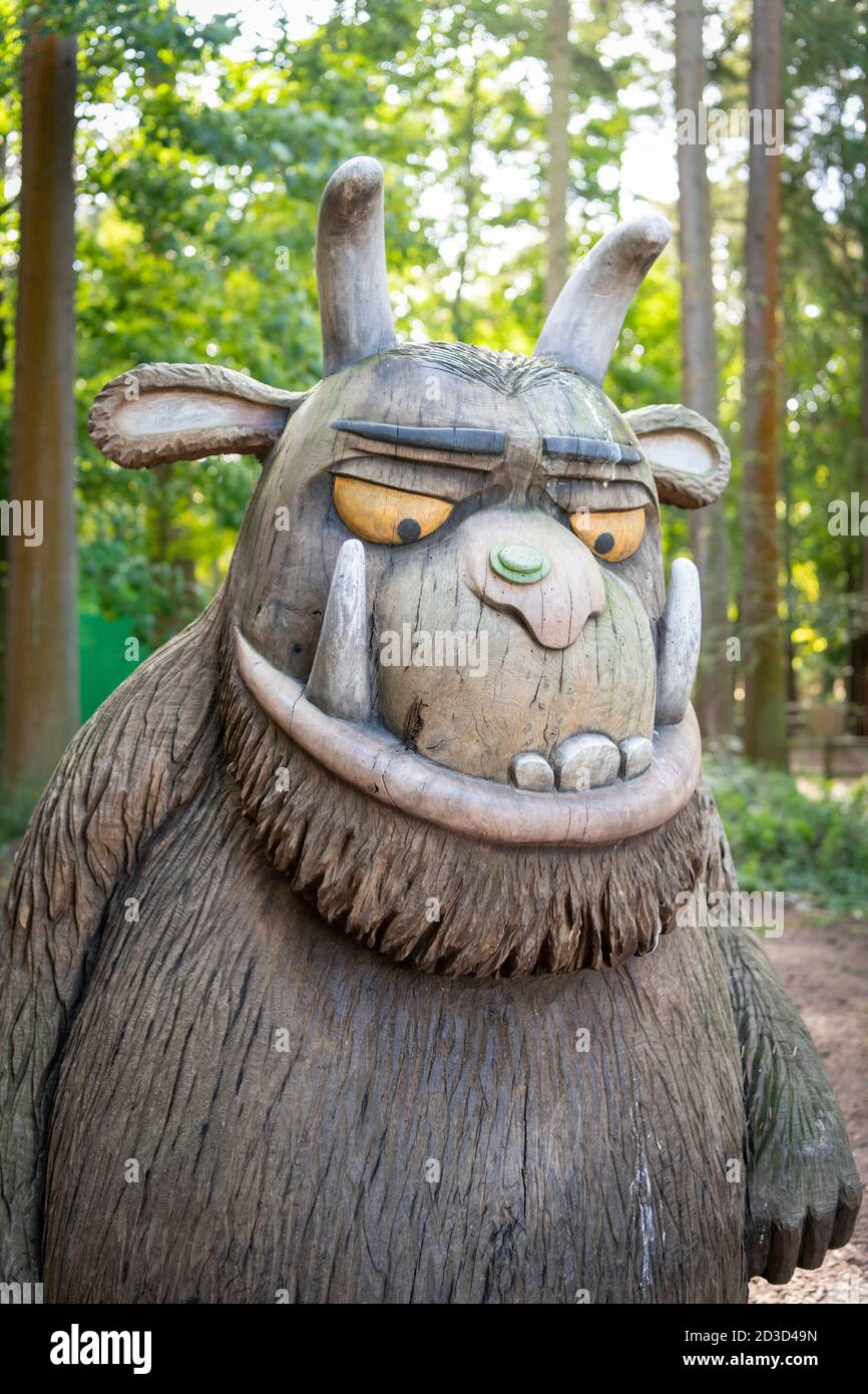 Una scultura in legno di un gruffalo un personaggio cartoon per bambini A Thetford Forest Norfolk Regno Unito Foto Stock