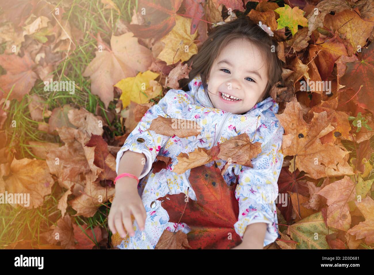 Bambino sorridente felice in sfondo naturale sopra la vista dall'alto Foto Stock