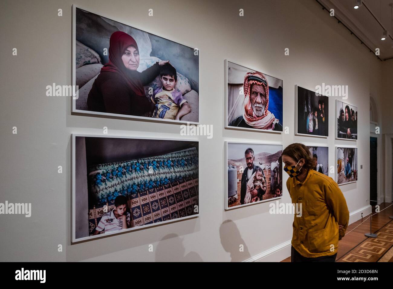 Londra, Regno Unito. 8 ottobre 2020. Leila Alaoui: Rito di passaggio a Somerset House - una nuova mostra con fotografia su larga scala e video lavoro creato dal fotografo e attivista francese-marocchino Leila Alaoui tra il 2008 e il 2015, che apre al pubblico il 11 ottobre. Il pattinaggio terrà il suo primo skate notturno, questo sabato. Credit: Guy Bell/Alamy Live News Foto Stock