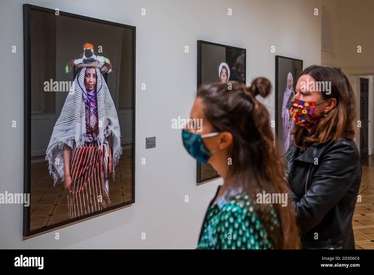 Londra, Regno Unito. 8 ottobre 2020. Leila Alaoui: Rito di passaggio a Somerset House - una nuova mostra con fotografia su larga scala e video lavoro creato dal fotografo e attivista francese-marocchino Leila Alaoui tra il 2008 e il 2015, che apre al pubblico il 11 ottobre. Il pattinaggio terrà il suo primo skate notturno, questo sabato. Credit: Guy Bell/Alamy Live News Foto Stock