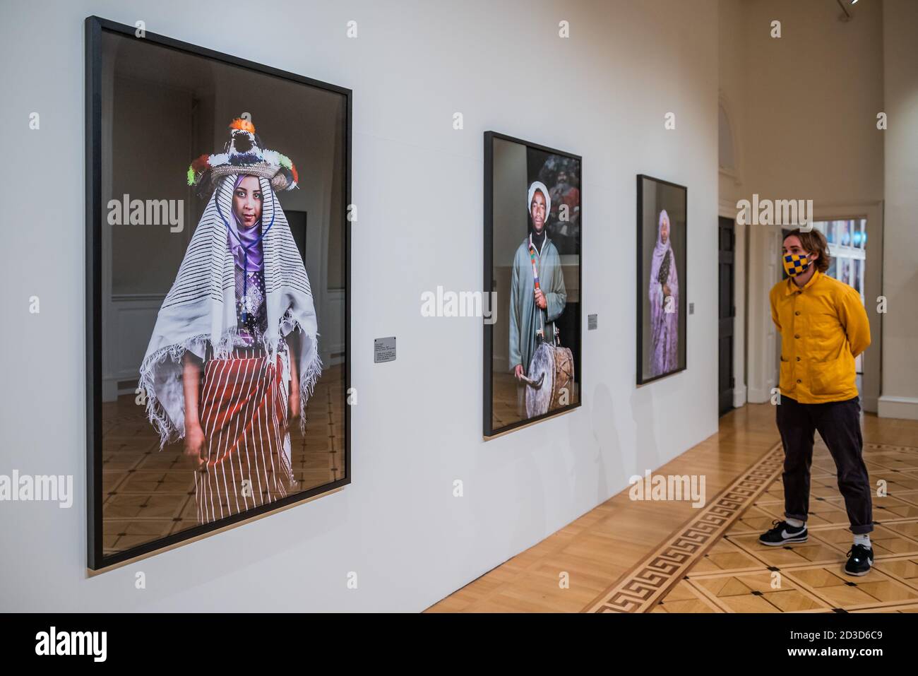 Londra, Regno Unito. 8 ottobre 2020. Leila Alaoui: Rito di passaggio a Somerset House - una nuova mostra con fotografia su larga scala e video lavoro creato dal fotografo e attivista francese-marocchino Leila Alaoui tra il 2008 e il 2015, che apre al pubblico il 11 ottobre. Il pattinaggio terrà il suo primo skate notturno, questo sabato. Credit: Guy Bell/Alamy Live News Foto Stock