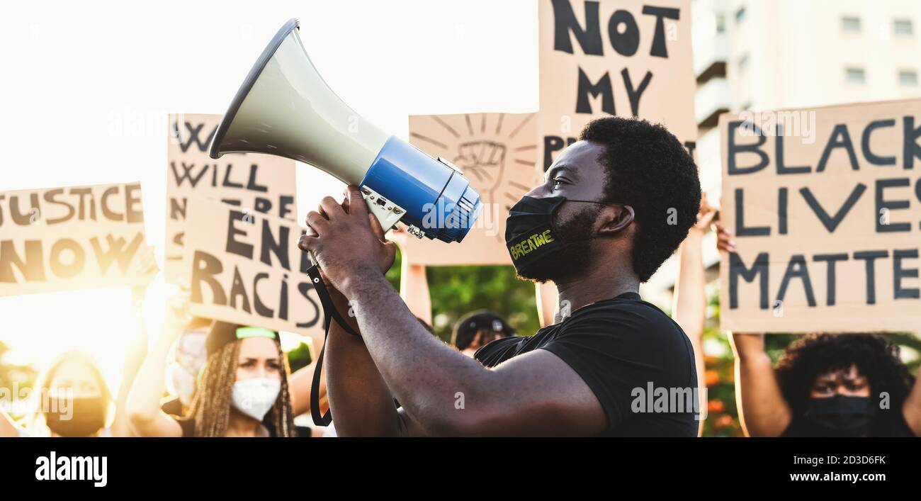 Movimento attivista che protesta contro il razzismo e la lotta per l'uguaglianza - manifestanti di culture diverse e proteste razziali sulla strada Foto Stock