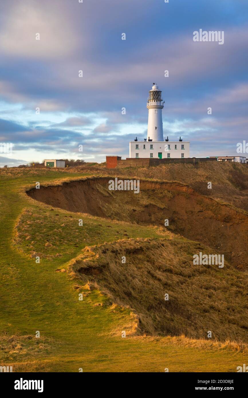 Flamborough Lighhouse e scogliera percorso in luce del sole serale a Flamborough Head, East Riding of Yorkshire, UK inverno (gennaio 2017) Foto Stock
