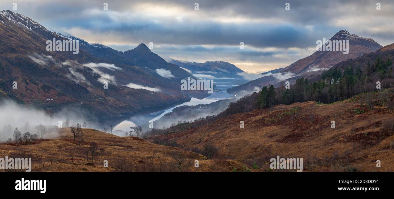 Immagine panoramica cucita di Loch Leven e del Pap of Glencoe con nebbia ondulata dall'alto di Kinlochleven, Lochaber, Scottish Highlands, Scozia. Vino Foto Stock