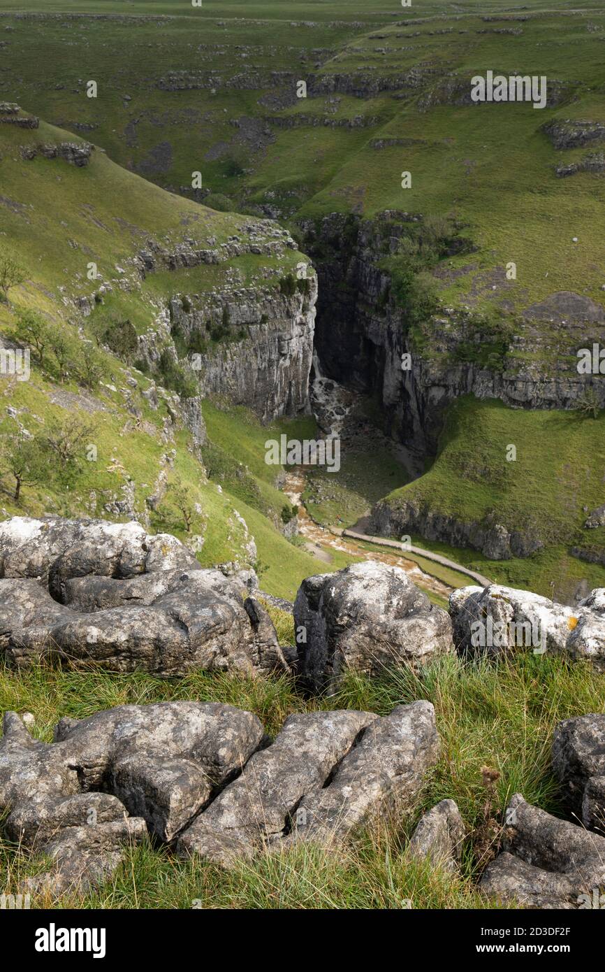 Sunlit Gordale Scar e pavimento in pietra calcarea, Gordale, Malham, Malhamdale, North Yorkshire, Yorkshire Dales National Park. Estate (agosto 2020) Foto Stock