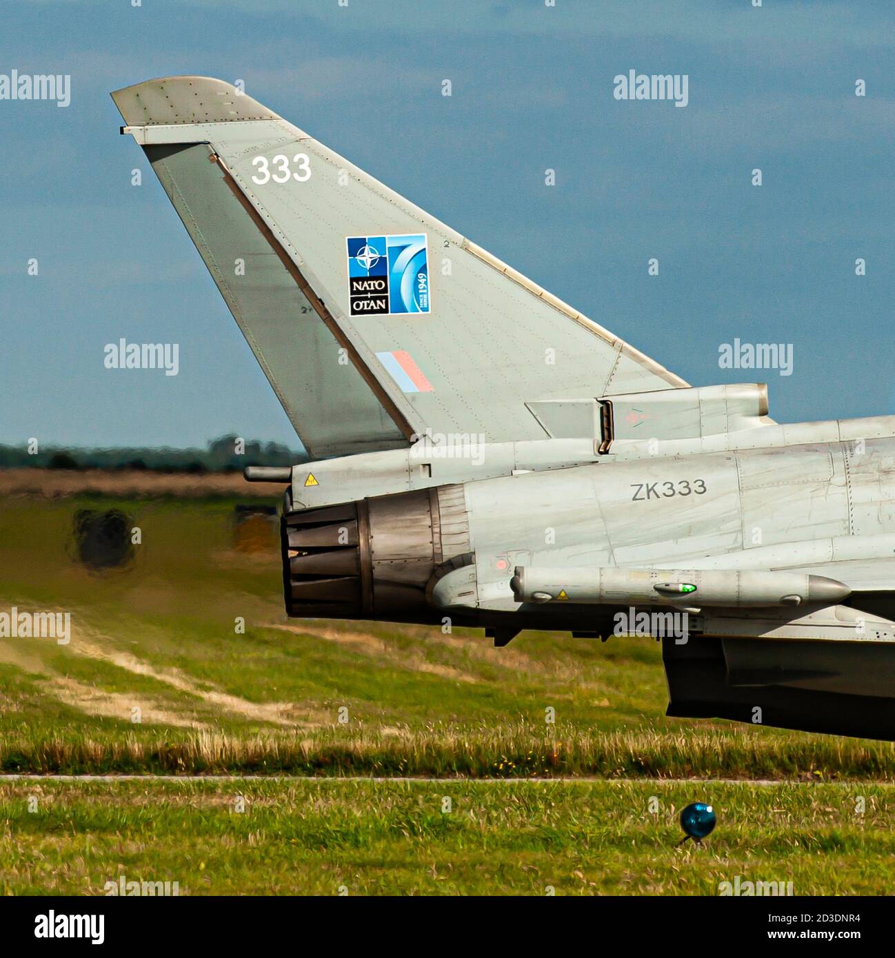 Lossiemouth Eurofighters FGR4 tornano nel Regno Unito dopo Op' Azotize in Lituania, sostenendo la NATO Baltic Air Policiing. Tutti e quattro hanno il 70° badge NATO Foto Stock
